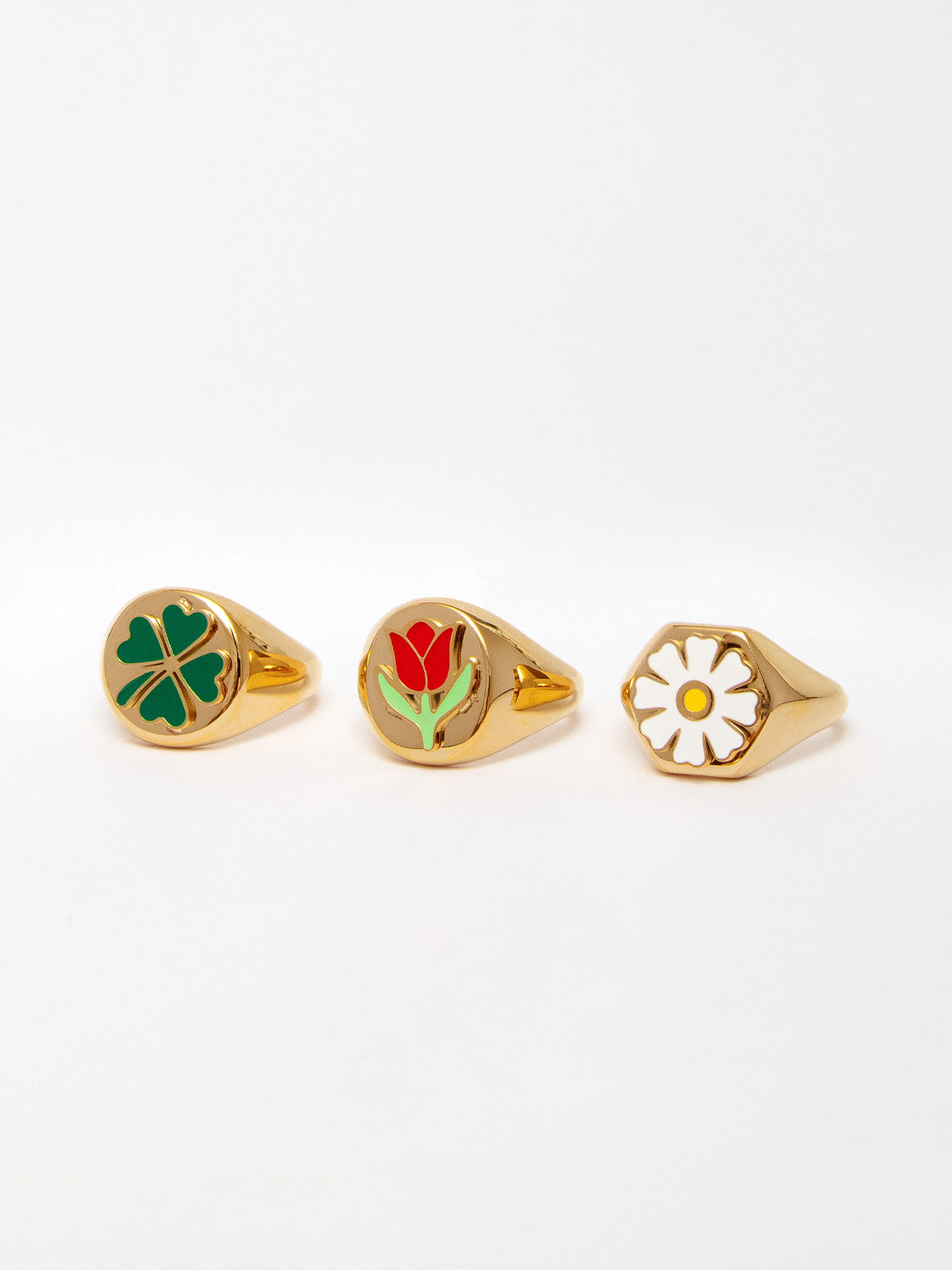 Gold Big Signet Ring With White Daisy Flower